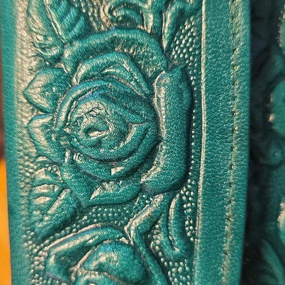 Vintage Handmade Vibrant Green Floral Embossed Wallet - Picture 13 of 15